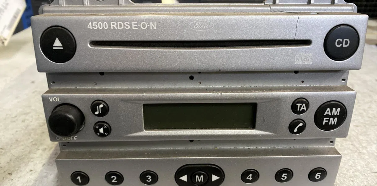 Autoradio Ford FIESTA V (JH_, JD_) 1.4 tdci (2001-2008) 5 portes occasion