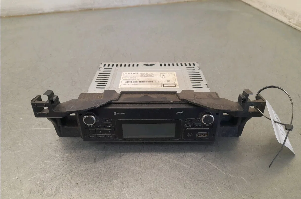 Autoradio Renault KANGOO Express (FW0-1_) 1.5 dci 75 (fw07, fw10, fw04) (2010) 4 portes occasion