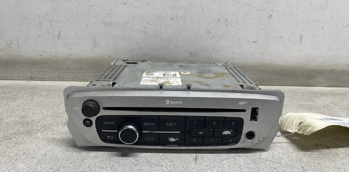 Autoradio Renault MEGANE III 3-5 portes (BZ0-1_, B3_) 1.5 dci (bz09, bz0d, bz1w, bz29, bz14) (2009) 5 portes occasion