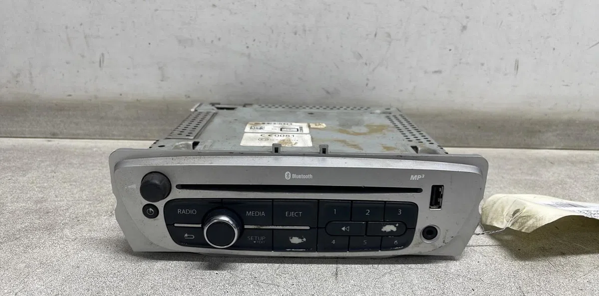 Autoradio Renault MEGANE III 3-5 portes (BZ0-1_, B3_) 1.5 dci (bz09, bz0d, bz1w, bz29, bz14) (2009) 5 portes occasion