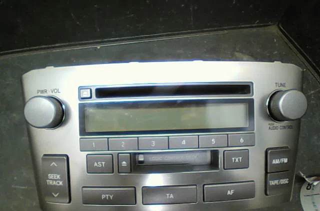 Autoradio Toyota AVENSIS (_T25_) 1.8 (zzt251_) (2003-2008) occasion