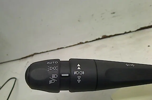 Bloc commodos Citroën C3 AIRCROSS II (2R_, 2C_) 1.2 puretech 110 (2rhnzb, 2rhnzw, 2rhnpx, 2rhnpj) (2017) occasion