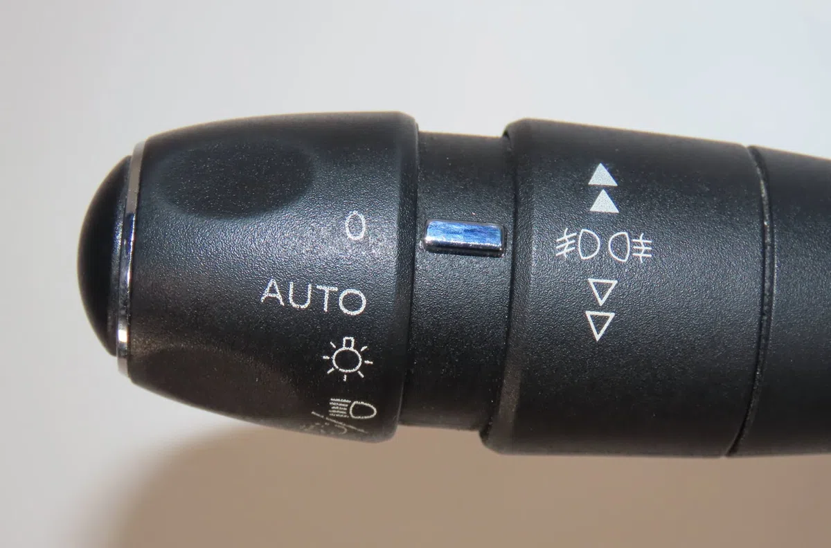 Bloc commodos Citroen C4 II (NC_) 1.6 hdi 90 (2009) 5 portes occasion