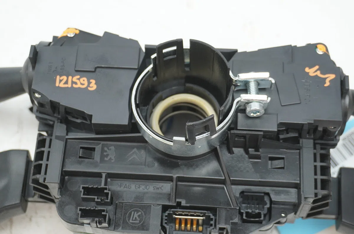 Bloc commodos Peugeot 5008 (0U_, 0E_) 2.0 hdi 150 - bluehdi 150 (2009-2017) 5 portes occasion