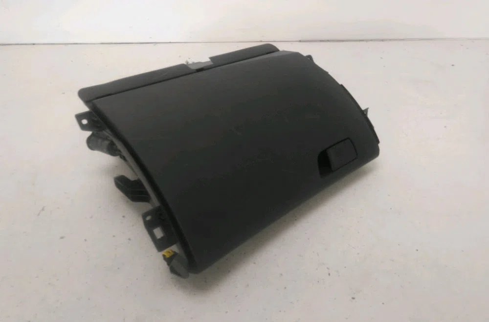 Boite à gants Renault MEGANE IV 3-5 portes (B9A-M-N_) 1.5 blue dci 115 (b9a6) (2018) occasion