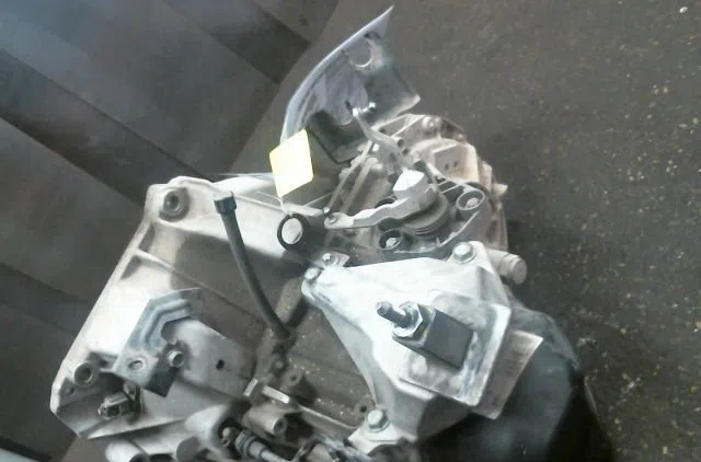 Boîte de vitesses manuelle NISSAN MICRA IV occasion — photo 2