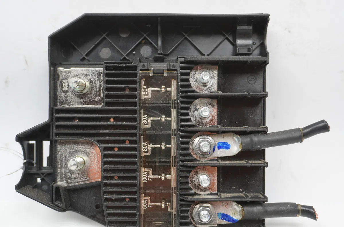 Boitier de batterie de traction Peugeot 208 II (UB_, UP_, UW_, UJ_) 1.2 mhev (2023) occasion — photo 2