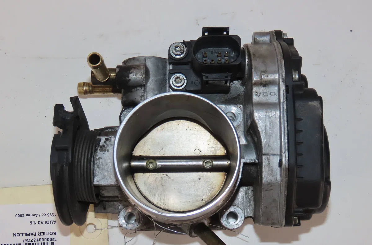 Boitier papillon Audi A3 (8L1) 1.6 (1996-2003) occasion — photo 2