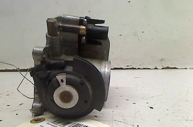 Boitier papillon Volkswagen GOLF IV (1J1) 1.4 16v (1997-2004) 5 portes occasion — photo 4