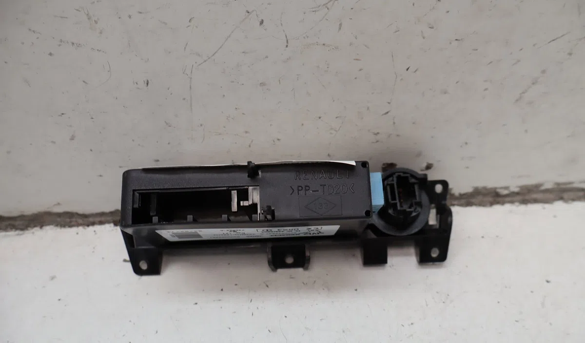Bouton de demarrage start-stop Renault ESPACE IV (JK0-1_) 2.0 dci (jk03, jk04, jk1c, jk1g, jk1j, jk1k) (2006) 5 portes occasion — photo 2