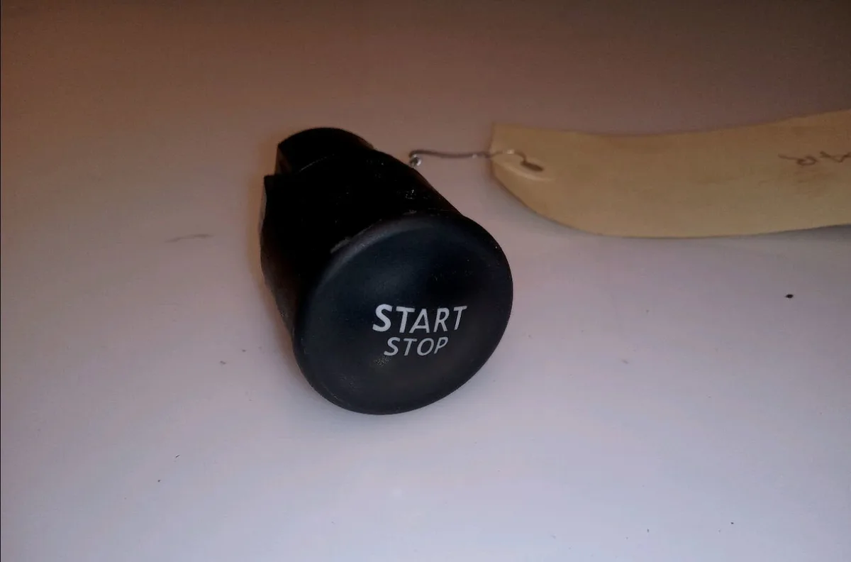 Bouton de demarrage start-stop Renault MEGANE III 3-5 portes (BZ0-1_, B3_) 1.5 dci (2009) 5 portes occasion