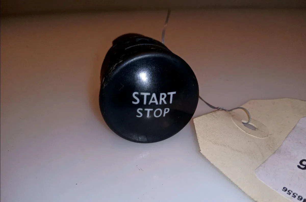 Bouton de demarrage start-stop Renault MEGANE III 3-5 portes (BZ0-1_, B3_) 1.5 dci (bz09, bz0d, bz1w, bz29, bz14) (2009) 5 portes occasion