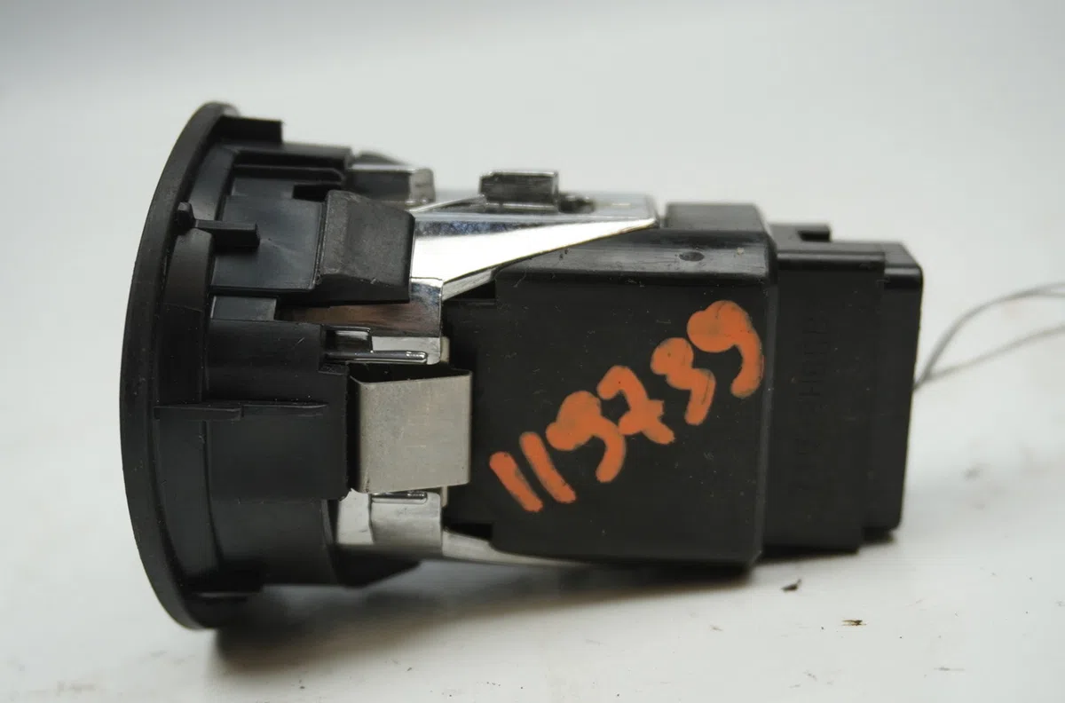 Bouton de demarrage start-stop Toyota PRIUS Liftback (_W2_) 1.5 hybrid (nhw20_) (2003-2009) occasion — photo 2