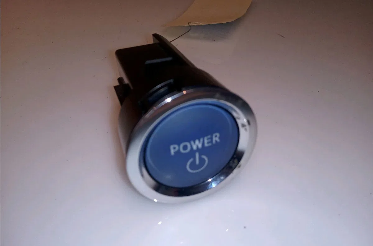 Bouton de demarrage start-stop Toyota YARIS (_P13_) 1.5 hybrid (nhp130_) (2012) occasion