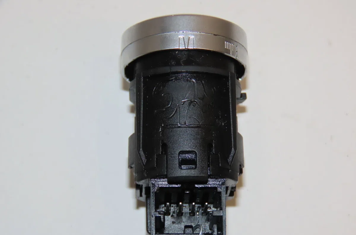 Bouton de demarrage start-stop Volkswagen TIGUAN (5N_) 2.0 tdi (2008-2018) occasion — photo 2