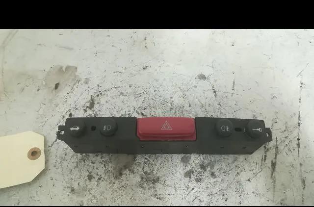 Bouton de warning Alfa romeo 147 (937_) 1.9 jtdm (937.axd1a, 937.axv1a, 937.bxb1a) (2004-2010) occasion
