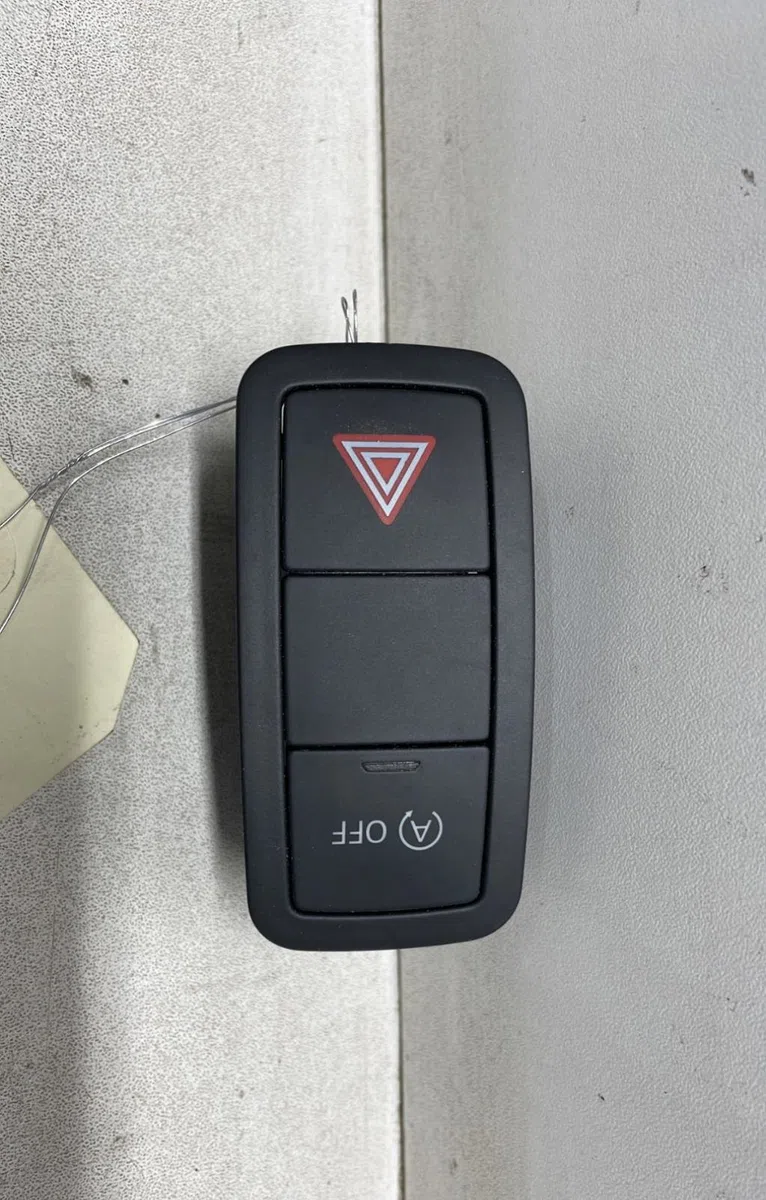 Bouton de warning Audi A1 Sportback (8XA, 8XF) 1.0 tfsi (2015-2018) occasion — photo 2