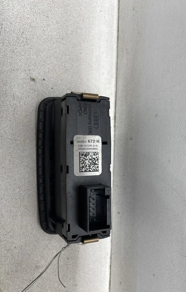 Bouton de warning Audi A1 Sportback (8XA, 8XF) 1.0 tfsi (2015-2018) occasion — photo 3