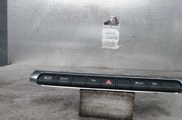 Bouton de warning AUDI A3 3 SPORTBACK PHASE 2 occasion — photo 2