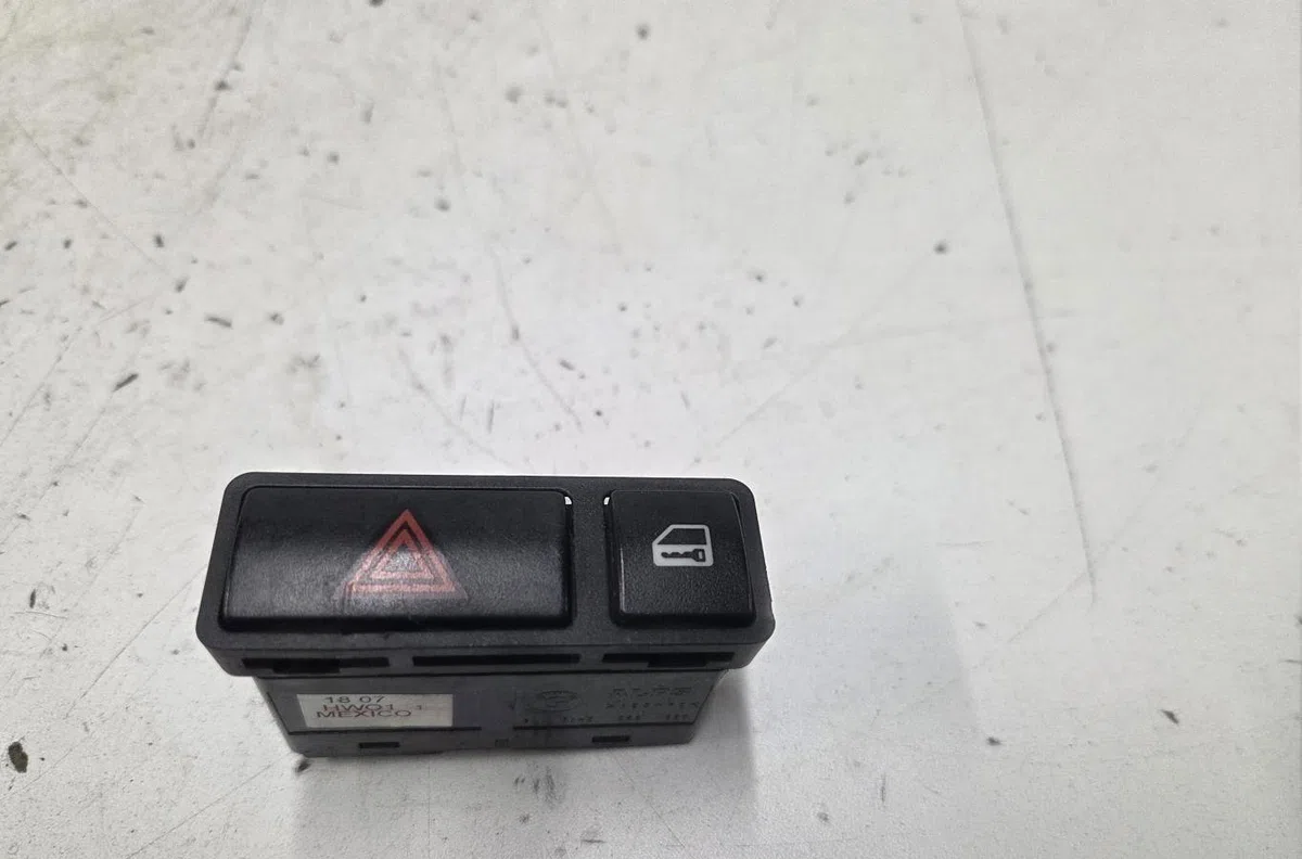 Bouton de warning BMW Z4 E85 ROADSTER PHASE 2 CABRIOLET occasion — photo 4