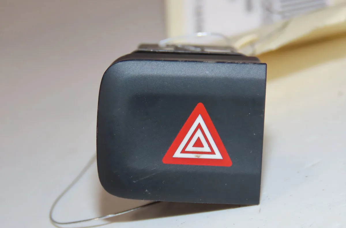 Bouton de warning Citroën BERLINGO Camionnette-Monospace (K9) 1.5 bluehdi 100 (2018) occasion