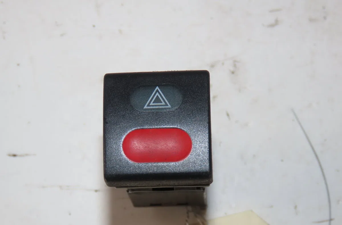 Bouton de warning Citroen SAXO (S0, S1) 1.1 x, sx (1996-2003) 5 portes occasion — photo 2