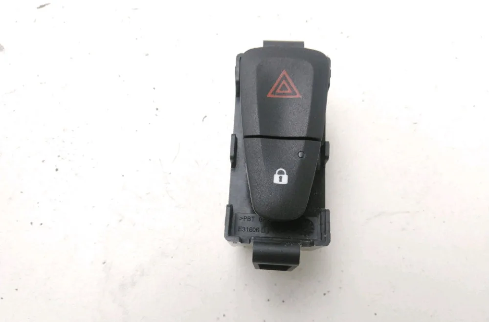 Bouton de warning Dacia DOKKER Monospace (KE_) 1.5 blue dci 95 (kejl) (2018) occasion