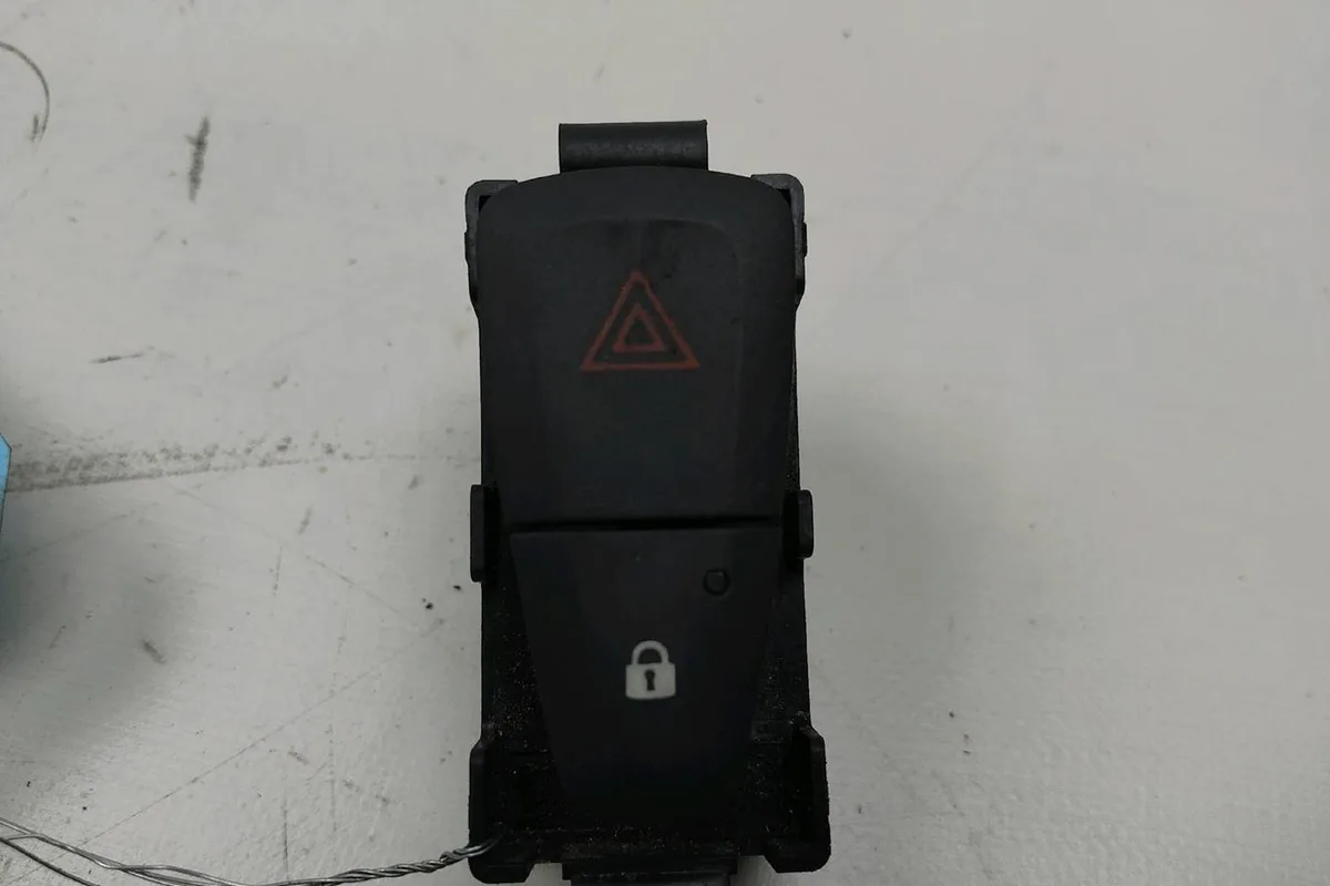 Bouton de warning Dacia DOKKER Monospace (KE_) 1.5 dci (keaj, keah) (2012) occasion