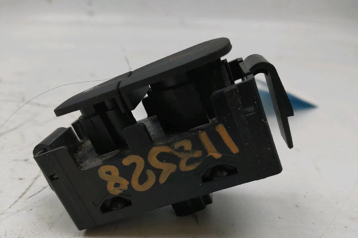 Bouton de warning Dacia DOKKER Monospace (KE_) 1.5 dci (keaj, keah) (2012) occasion — photo 2