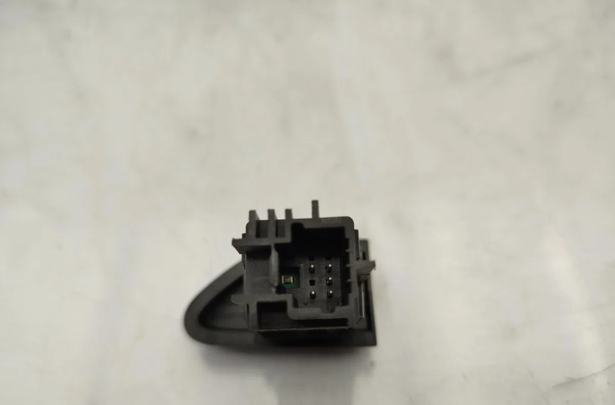Bouton de warning DACIA DUSTER 1 PHASE 2 occasion — photo 2