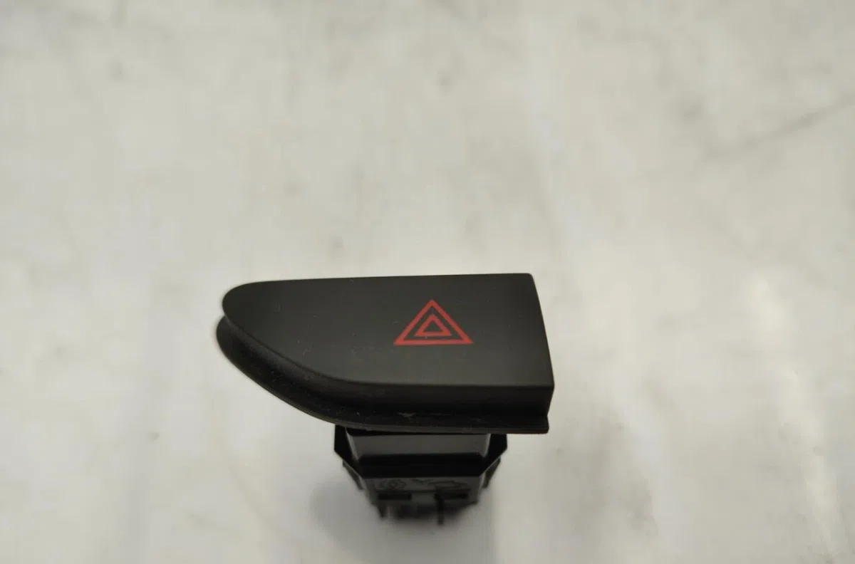 Bouton de warning DACIA DUSTER 1 PHASE 2 occasion — photo 3