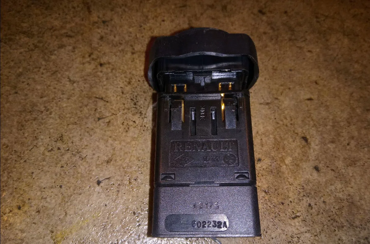 Bouton de warning Dacia DUSTER (HS_) 1.5 dci 4x4 (hsmc, hsmd) (2010-2018) 5 portes occasion — photo 2