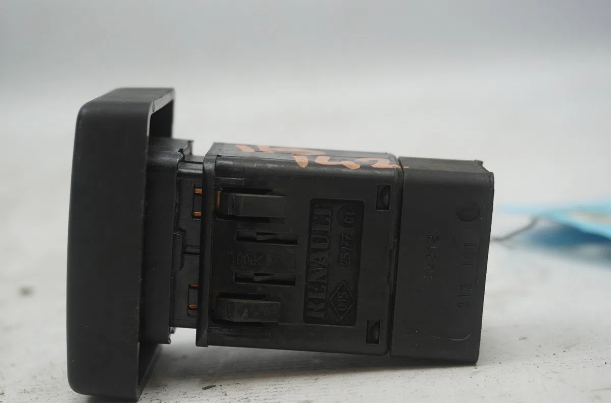 Bouton de warning Dacia LOGAN (LS_) 1.6 (lsob, lsod, lsof, lsoh) (2004) occasion