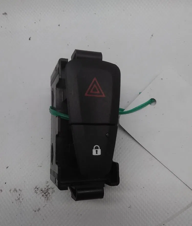 Bouton de warning Dacia SANDERO II 1.0 sce 75 (b8jc, b8jd) (2016) occasion — photo 2