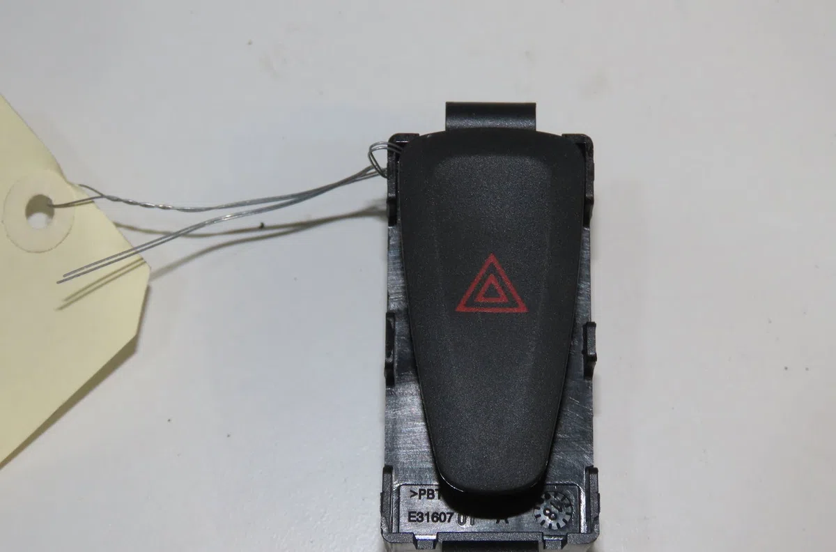 Bouton de warning Dacia SANDERO II 1.0 sce 75 (b8jc, b8jd) (2016) occasion