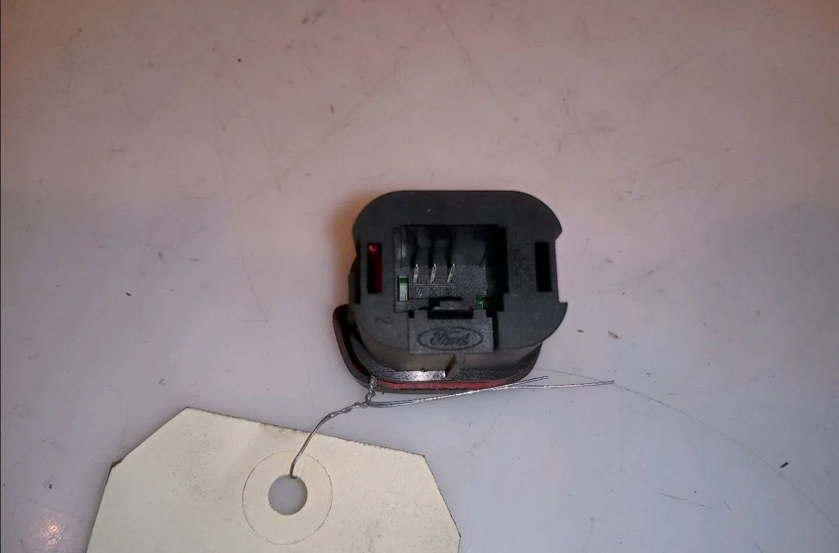 Bouton de warning Ford FIESTA V (JH_, JD_) 1.4 tdci (2001-2008) 5 portes occasion — photo 2