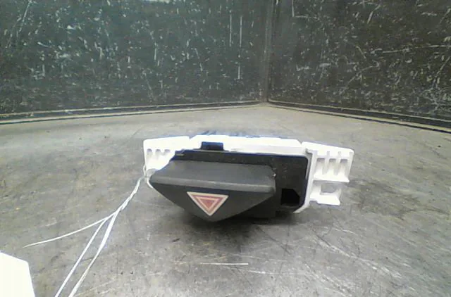 Bouton de warning Ford FOCUS I A trois volumes (DFW) 1.8 turbo di - tddi (1999-2004) occasion