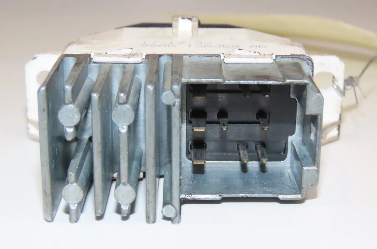 Bouton de warning Ford FOCUS I (DAW, DBW) 1.4 16v (1998-2004) occasion — photo 2