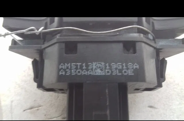 Bouton de warning Ford TOURNEO COURIER B460 Monospace 1.0 ecoboost (2014) occasion — photo 2