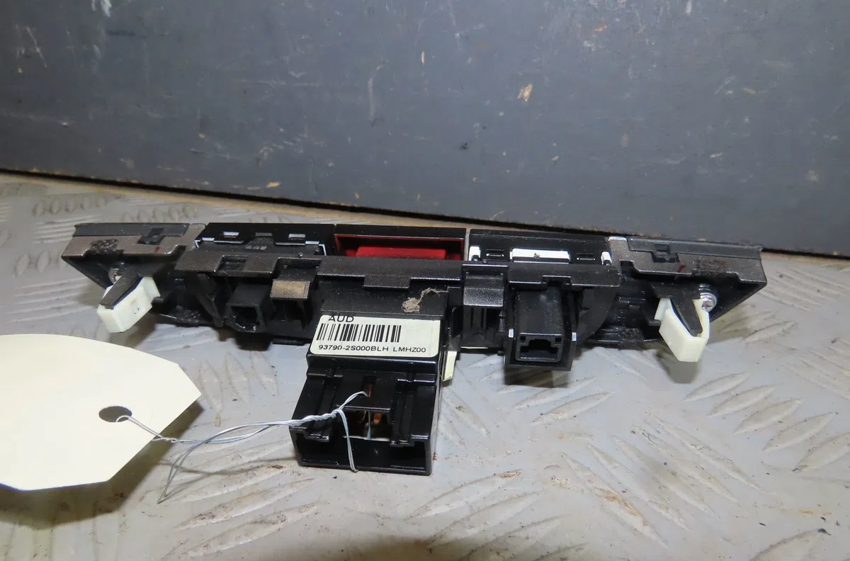 Bouton de warning Hyundai Ix35 (LM, EL, ELH) 1.7 crdi (2010) 5 portes occasion — photo 2