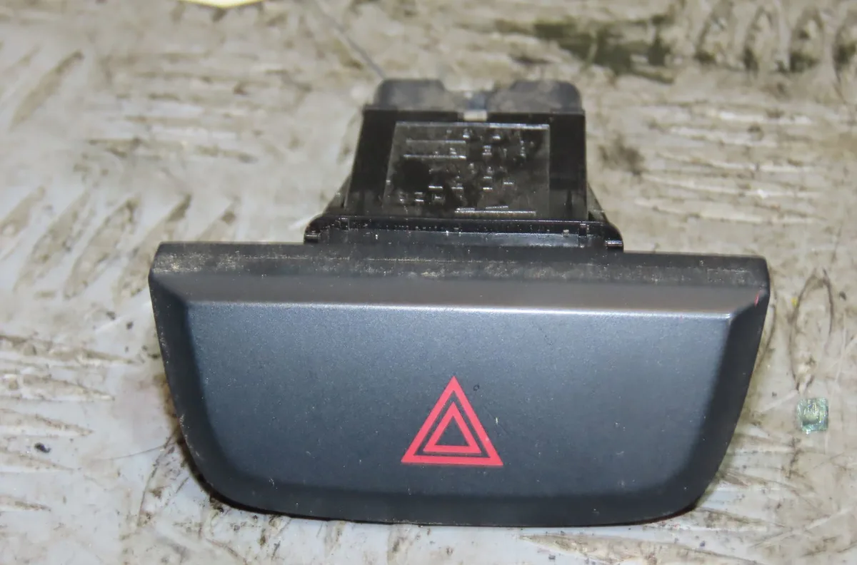 Bouton de warning Isuzu D-MAX II (TFR, TFS) 2.5 crdi 4x4 (tfs86j) (2012) occasion