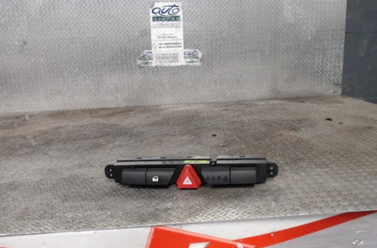 Bouton de warning KIA CEE-D 1 SPORT WAGON PHASE 1 BREAK occasion
