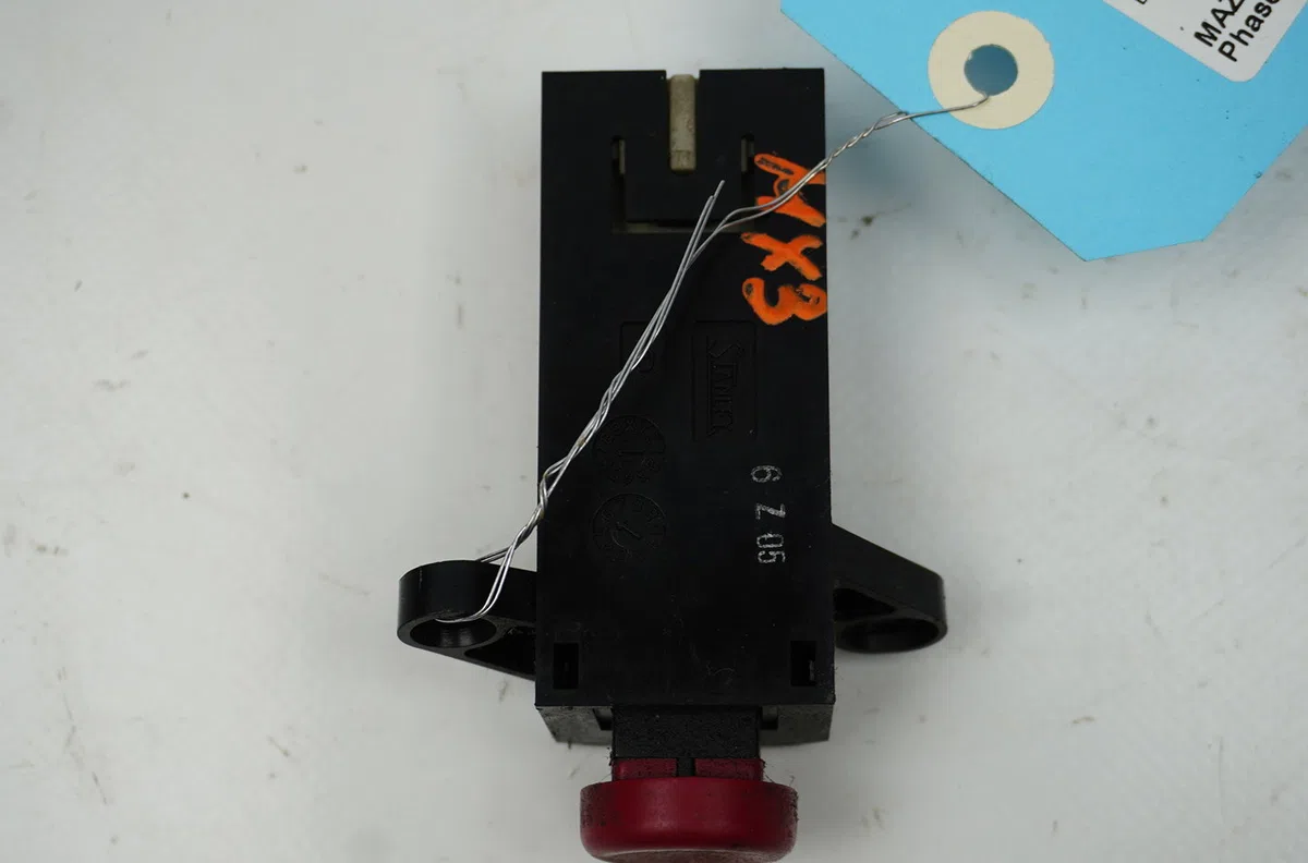 Bouton de warning Mazda MX-3 (EC) 1.6 i (1993-1998) occasion — photo 2