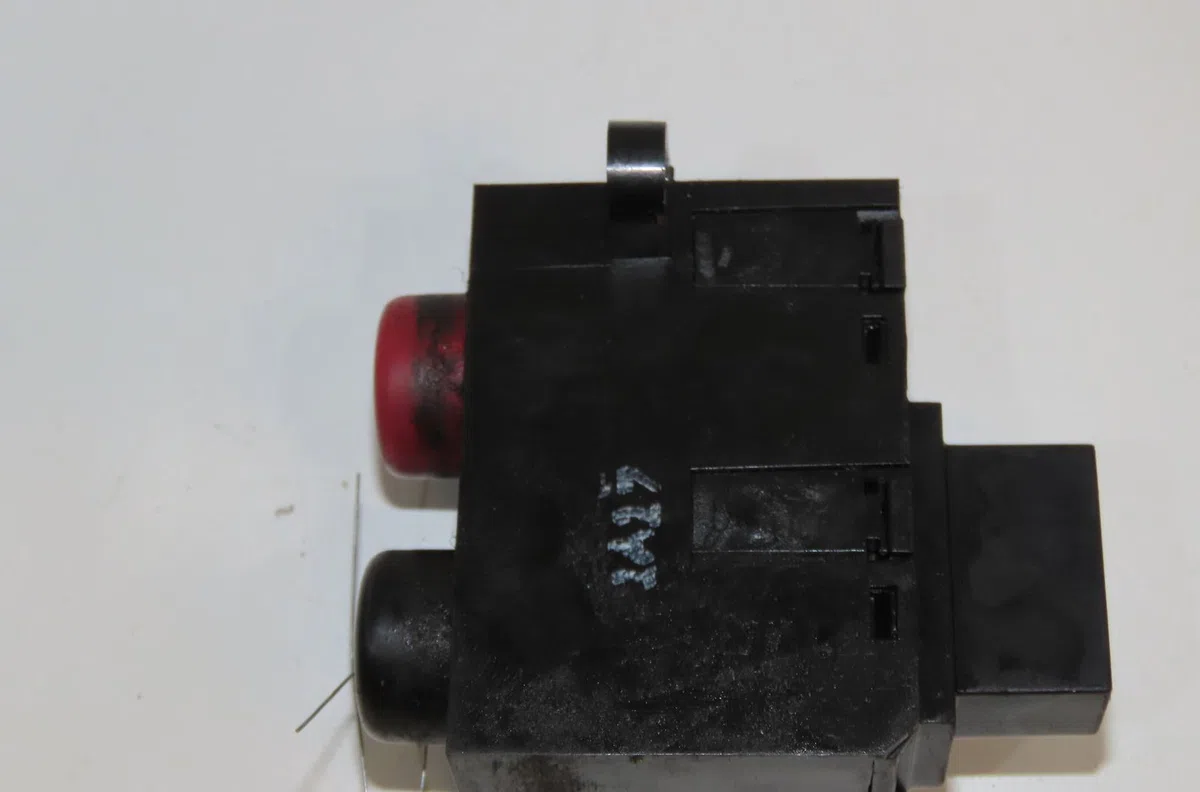 Bouton de warning Mazda MX-5 I (NA) 1.6 (na6c) (1990-1994) occasion — photo 2