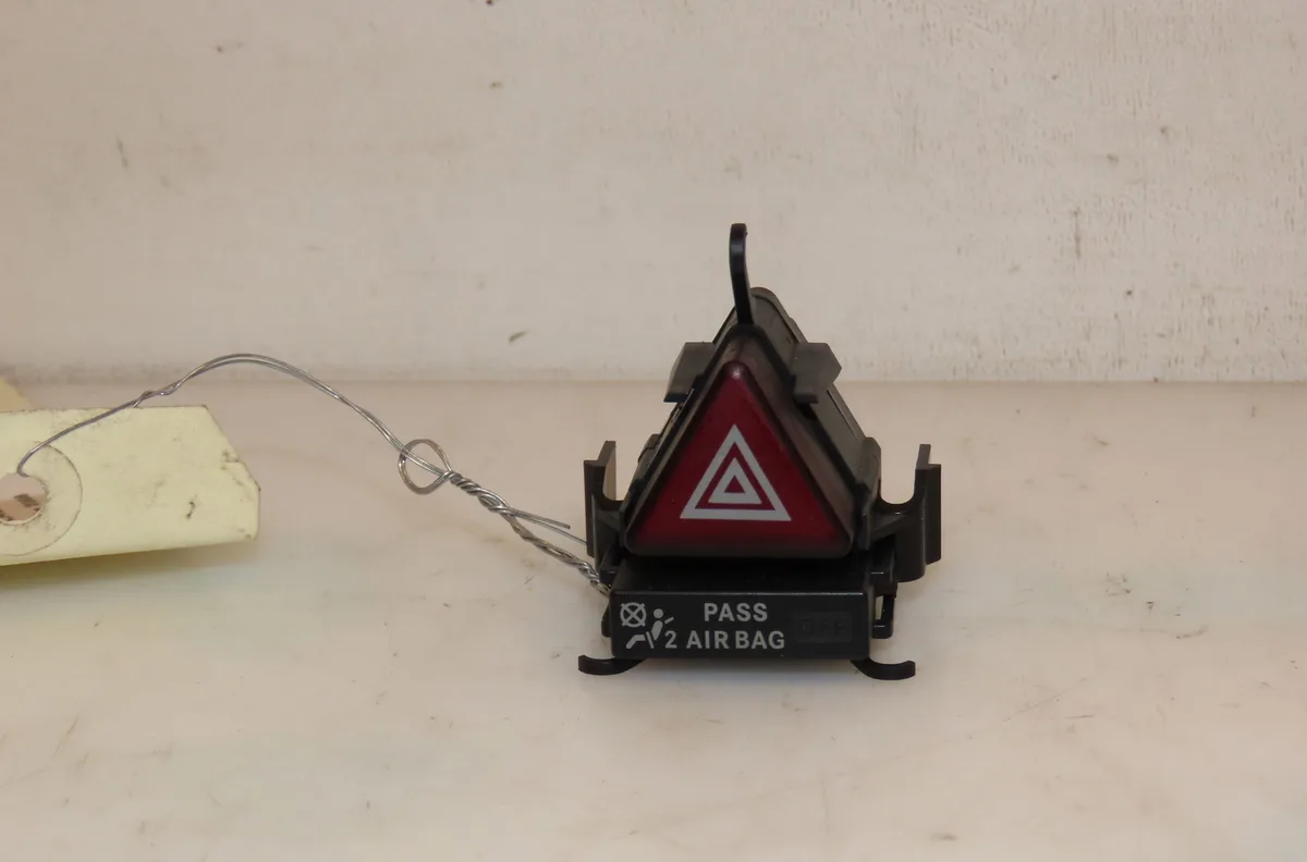 Bouton de warning Mercedes-benz CLASSE A (W169) A 180 cdi (169.007, 169.307) (2004-2012) 5 portes occasion