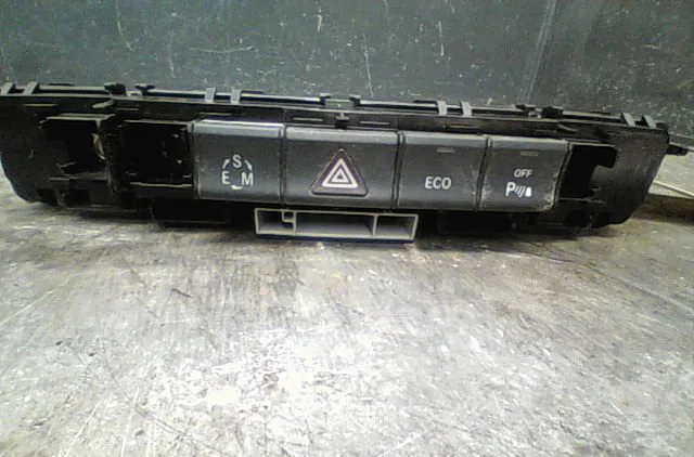 Bouton de warning Mercedes-benz CLASSE A (W176) A 200 cdi (176.001) (2012-2014) occasion — photo 2