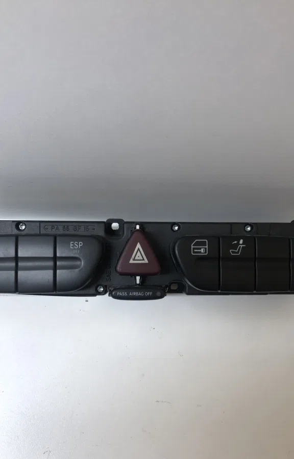 Bouton de warning Mercedes-benz CLASSE C (W203) C 200 cdi (203.007) (2003-2007) occasion — photo 3