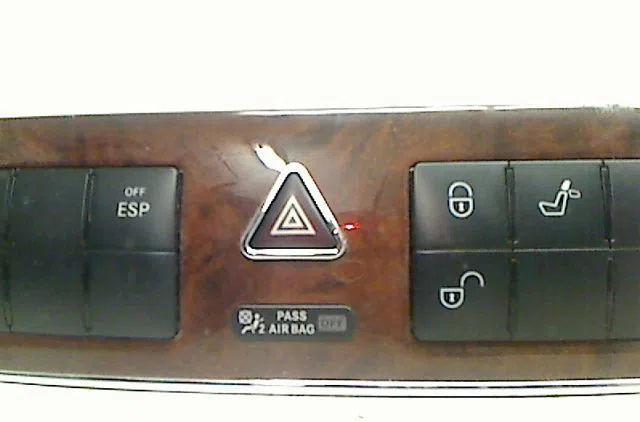Bouton de warning Mercedes-benz CLASSE C (W203) C 220 cdi (203.008) (2003-2007) occasion — photo 2