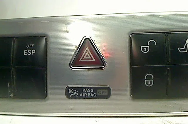 Bouton de warning Mercedes-benz CLASSE C (W203) C 320 cdi (203.020) (2005-2007) occasion — photo 2