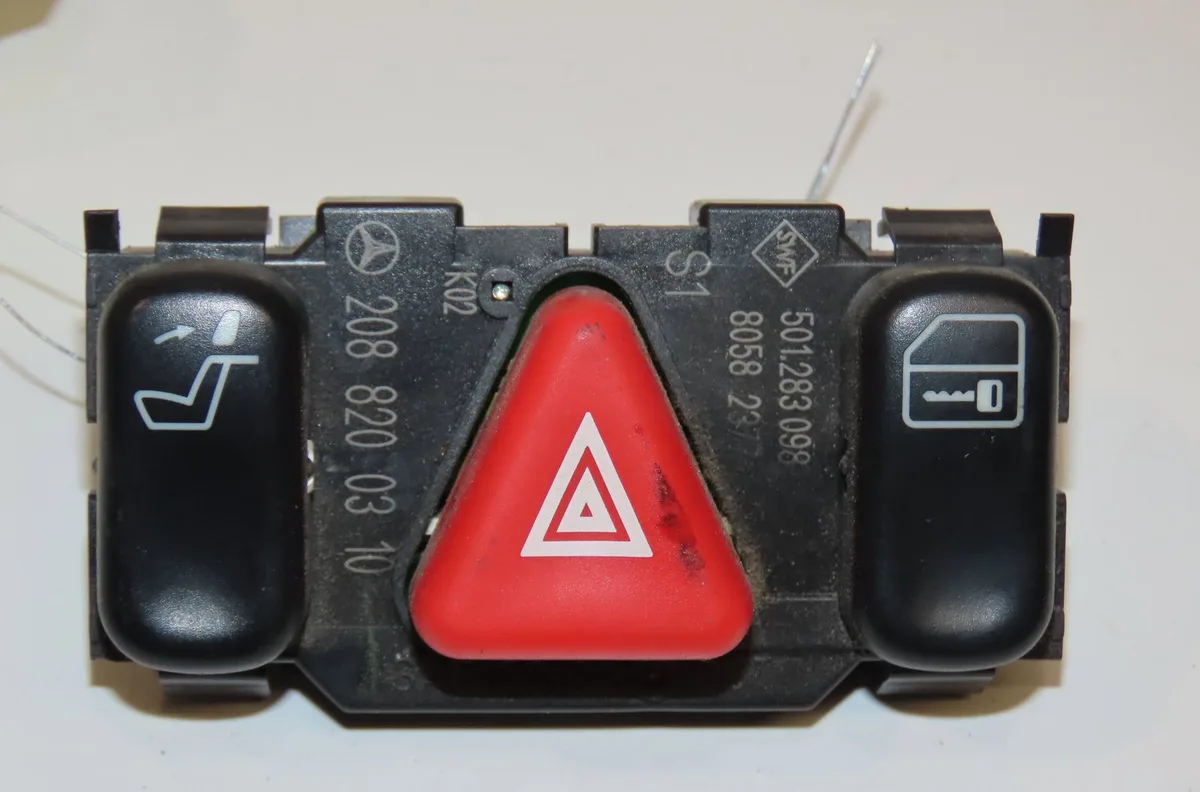 Bouton de warning Mercedes-benz CLK (C208) Clk 230 kompressor (208.347) (1997-2000) occasion